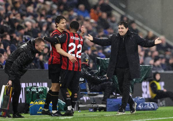 Bournemouth head coach Andoni Iraola complains to fourth official Samuel Barrott Everton v AFC Bournemouth, Premier League, Football, Hill Dickinson Stadium, Liverpool, UK - 10 Feb 2026Liverpool Hill Dickinson Stadium United Kingdom EDITORIAL USE ONLY No use with unauthorised audio, video, data, fixture lists, club league logos or live services. Online in-match use limited to 120 images, no video emulation. No use in betting, games or single club league player publications.  Copyright: xAlexxDodd Shutterstockx 16537164bl