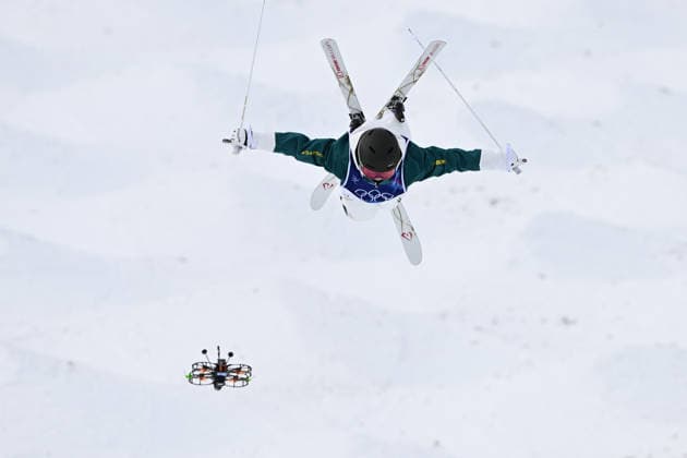 2026 WINTER Olympic Games, Olympische Spiele, Olympia, OS Charlotte Wilson of Australia jumps over a follow cam drone during the Women™s Moguls qualification 2 at the Livigno aerials and moguls park on day 5 of the 2026 Milano Cortina Winter Olympic Games in Sondrio, Italy, Wednesday, February 11, 2026. ( NO ARCHIVING, EDITORIAL USE ONLY MILANO LOMBARDY ITALY  Copyright: xDANxHIMBRECHTSx 20260211170073449929