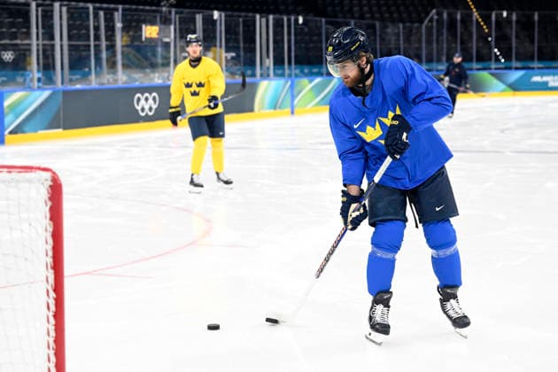 MILAN, ITALY 20260211 Three-kronor William Nylander during the warm-up before the Olympic opener against Italy at Santagiulia Arena during the Olympic Games, Olympische Spiele, Olympia, OS in Milan. *** The image is included in the SPORTS PACKAGE. For others PAYMENT IMAGE *** MILANO ITALY x10070x *** MILAN, ITALY 20260211 Three kronor William Nylander during the warm up before the Olympic opener against Italy at Santagiulia Arena during the Olympic Games in Milan The image is included in the SPORTS PACKAGE For others PAYMENT IMAGE MILANO ITALY x10070x  Copyright: xJessicaxGow TTx 2026 OLYMPICS THREE KRONOS