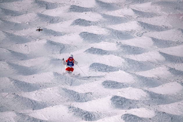 (260211) -- LIVIGNO, Feb. 11, 2026 -- Jessica Linton of Canada competes during the freestyle skiing women s moguls qualification at the Milan-Cortina 2026 Olympic Winter games, Winterspiele,Spiele, Summer games in Livigno, Italy, Feb. 11, 2026. ) (MICO2026)ITALY-LIVIGNO-OLYMPIC WINTER GAMES-SNOWBOARD-WOMEN S HALFPIPE-QUALIFICATION HuxChao 