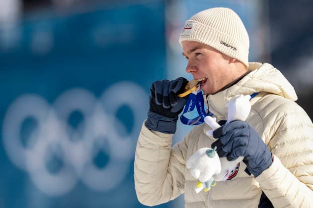 Nordic Combined - Milano Cortina 2026 Winter Olympics Day 5 Gold medallist Norway s Jens Luraas Oftebro celebrates on the podium biting his medal following the nordic combined individual Gundersen normal hill 10km event at Tesero Cross Country Stadium at Lago di Tesero (Val di Fiemme) during the Milano Cortina 2026 Winter Olympic Games, Olympische Spiele, Olympia, OS on February 11, 2026 Predazzo Italy  Copyright: xAndrzejxIwanczukx originalFilename:iwanczuk-nordicco260211_npm2d.jpg