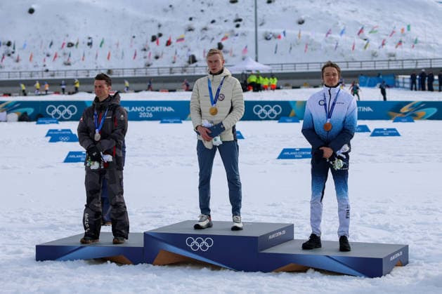 Olympische Winterspiele Milano Cortina 2026 Nordische Kombination Einzel Gundersen Normalschanze 10km am 11.02.2026 im Tesero Cross-Country Skiing Stadium in Cortina d™Ampezzo Johannes Lamparter ( Österreich ), links - Jens Luraas Oftebro ( Norwegen ), mitte - Eero Hirvonen ( Finnland ), rechts *** Olympic Winter Games Milano Cortina 2026 Nordic Combined Individual Gundersen Normal Hill 10km on 11 02 2026 at Tesero Cross Country Skiing Stadium in Cortina d™Ampezzo Johannes Lamparter Austria , left Jens Luraas Oftebro Norway , center Eero Hirvonen Finland , right xMSx