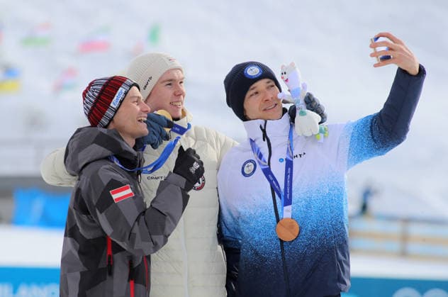 Olympische Winterspiele, Olympia, Nordische Kombination, Individual Gundersen Normal Hill 10km, Langlauf, Val di Fiemme, Tesero Siegerselfie bei der Siegerehrung, hier LAMPARTER Johannes (AUT) , OFTEBRO Jens Luraas (NOR) und HIRVONEN Eero (FIN) (v.l.n.r.) *** Olympic Winter Games, Olympia, Nordic Combined, Individual Gundersen Normal Hill 10km, cross-country skiing, Val di Fiemme, Tesero Winner selfie at the award ceremony, here LAMPARTER Johannes AUT , OFTEBRO Jens Luraas NOR and HIRVONEN Eero FIN f l n r