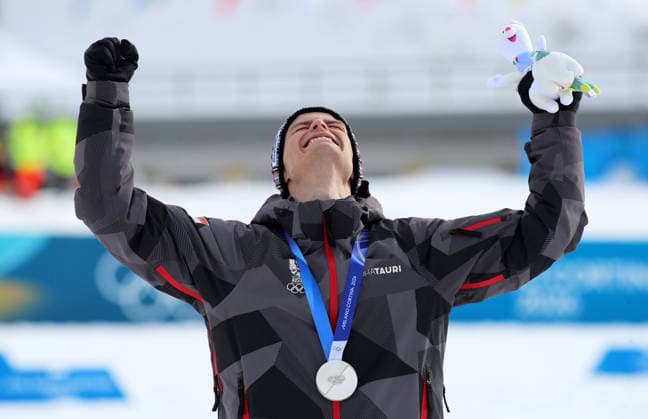 Olympische Winterspiele, Olympia, Nordische Kombination, Individual Gundersen Normal Hill 10km, Langlauf, Val di Fiemme, Tesero Der Vize Olympiasieger, Silbermedaille, zweiter bei der Siegerehrung auf dem Podest, LAMPARTER Johannes (AUT) beim Jubeln *** Olympic Winter Games, Olympic Games, Nordic combined, Individual Gundersen Normal Hill 10km, cross-country skiing, Val di Fiemme, Tesero The Olympic silver medalist, silver medal, second on the podium at the award ceremony, LAMPARTER Johannes AUT celebrating