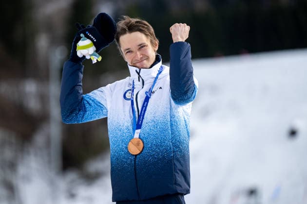 HIRVONEN Eero (Finnland) jubelt auf dem Podium bei der Siegerehrung ueber Platz 3 und die Bronze Medaille, ITA, Olympische Spiele Milano Cortina 2026, Olympia, Nordische Kombination 10 km Gundersen, Langlauf, 11.02.2026 ITA, Olympische Spiele Milano Cortina 2026, Olympia, Nordische Kombination 10 km Gundersen, 11.02.2026 Tesero *** HIRVONEN Eero Finland cheers on the podium at the award ceremony for 3rd place and the bronze medal, ITA, Olympic Games Milano Cortina 2026, Olympic Games, Nordic Combined 10 km Gundersen, Cross-country skiing, 11 02 2026 ITA, Olympic Games Milano Cortina 2026, Olympic Games, Nordic Combined 10 km Gundersen, 11 02 2026 Tesero Copyright: xEibner-Pressefoto Memmlerx EP_MMR