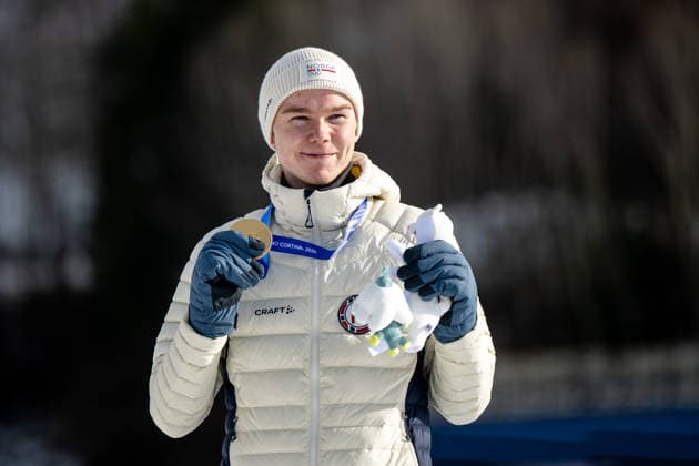 OFTEBRO Jens Luraas (Norwegen) jubelt auf dem Podium bei der Siegerehrung ueber den Sieg und die Gold Medaille, ITA, Olympische Spiele Milano Cortina 2026, Olympia, Nordische Kombination 10 km Gundersen, Langlauf, 11.02.2026 ITA, Olympische Spiele Milano Cortina 2026, Olympia, Nordische Kombination 10 km Gundersen, 11.02.2026 Tesero *** OFTEBRO Jens Luraas Norway celebrates victory and the gold medal on the podium at the award ceremony, ITA, Olympic Games Milano Cortina 2026, Olympics, Nordic Combined 10 km Gundersen, Cross-country skiing, 11 02 2026 ITA, Olympic Games Milano Cortina 2026, Olympics, Nordic Combined 10 km Gundersen, 11 02 2026 Tesero Copyright: xEibner-Pressefoto Memmlerx EP_MMR