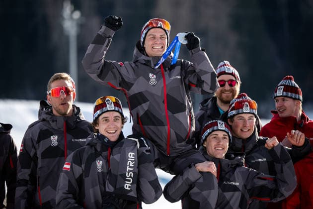 LAMPARTER Johannes (Oesterreich) und Team um RETTENEGGER Stefan (Oesterreich), RETTENEGGER Thomas (Oesterreich) jubeln ueber Platz 2 und die Silber Medaille, ITA, Olympische Spiele Milano Cortina 2026, Olympia, Nordische Kombination 10 km Gundersen, Langlauf, 11.02.2026 ITA, Olympische Spiele Milano Cortina 2026, Olympia, Nordische Kombination 10 km Gundersen, 11.02.2026 Tesero *** LAMPARTER Johannes Oesterreich and team around RETTENEGGER Stefan Oesterreich , RETTENEGGER Thomas Oesterreich celebrate 2nd place and the silver medal, ITA, Olympic Games Milano Cortina 2026, Olympia, Nordic Combined 10 km Gundersen, cross-country skiing, 11 02 2026 ITA, Olympic Games Milano Cortina 2026, Olympia, Nordic Combined 10 km Gundersen, 11 02 2026 Tesero Copyright: xEibner-Pressefoto Memmlerx EP_MMR
