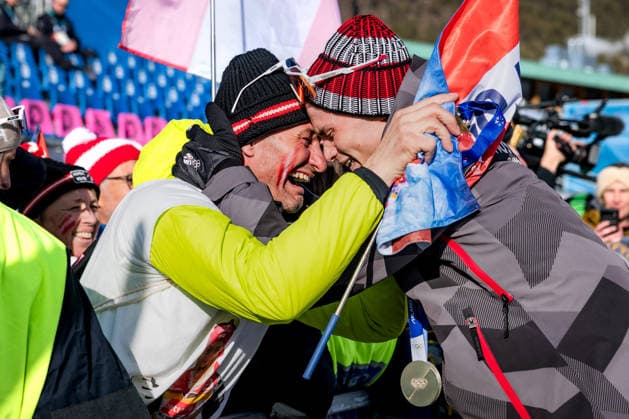 OLYMPICS - Winter Olympic Games, Olympische Spiele, Olympia, OS Milano Cortina 2026 TESERO,ITALY,11.FEB.26 - OLYMPICS, NORDIC SKIING, NORDIC COMBINED - Winter Olympic Games Milano Cortina 2026, normal hill, 10km Gundersen, men, medal ceremony. Image shows Johannes Lamparter (AUT) with his dad.  GEPAxpictures xMatthiasxTrinkl
