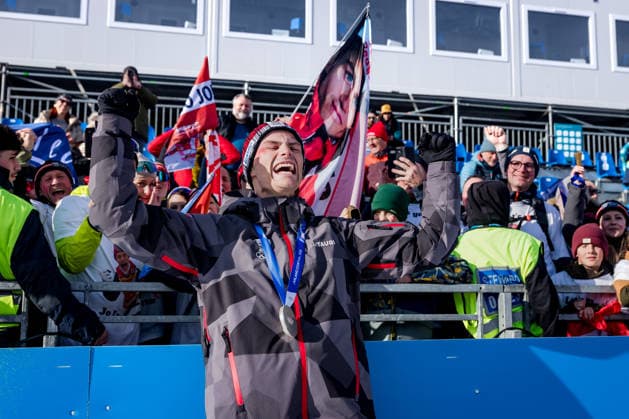 OLYMPICS - Winter Olympic Games, Olympische Spiele, Olympia, OS Milano Cortina 2026 TESERO,ITALY,11.FEB.26 - OLYMPICS, NORDIC SKIING, NORDIC COMBINED - Winter Olympic Games Milano Cortina 2026, normal hill, 10km Gundersen, men, medal ceremony. Image shows Johannes Lamparter (AUT) with fans.  GEPAxpictures xMatthiasxTrinkl