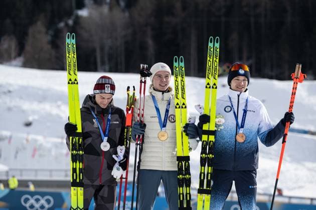 Medaillenzeremonie Johannes Lamparter ( Österreich ), Jens Luraas Oftebro ( Norwegen ) und Eero Hirvonen ( Finnland ), Nordic Combined Individual Men, Milano Cortina 2026 Olympic Games, Olympische Spiele, Olympia, OS 11-02-2026 *** Medal ceremony Johannes Lamparter Austria , Jens Luraas Oftebro Norway and Eero Hirvonen Finland , Nordic Combined Individual Men, Milano Cortina 2026 Olympic Games 11 02 2026 Copyright: HMBxMedia MarcxNiemeyer