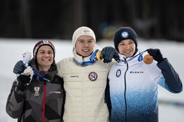 Medaillenzeremonie Johannes Lamparter ( Österreich ), Jens Luraas Oftebro ( Norwegen ) und Eero Hirvonen ( Finnland ), Nordic Combined Individual Men, Milano Cortina 2026 Olympic Games, Olympische Spiele, Olympia, OS 11-02-2026 *** Medal ceremony Johannes Lamparter Austria , Jens Luraas Oftebro Norway and Eero Hirvonen Finland , Nordic Combined Individual Men, Milano Cortina 2026 Olympic Games 11 02 2026 Copyright: HMBxMedia MarcxNiemeyer