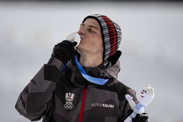 Johannes Lamparter ( Österreich )mit Medaille, Nordic Combined Individual Men, Milano Cortina 2026 Olympic Games, Olympische Spiele, Olympia, OS 11-02-2026 *** Johannes Lamparter Austria with medal, Nordic Combined Individual Men, Milano Cortina 2026 Olympic Games 11 02 2026 Copyright: HMBxMedia MarcxNiemeyer