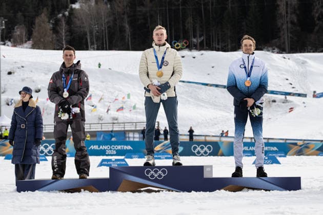 Medaillenzeremonie Johannes Lamparter ( Österreich ), Jens Luraas Oftebro ( Norwegen ) und Eero Hirvonen ( Finnland ), Nordic Combined Individual Men, Milano Cortina 2026 Olympic Games, Olympische Spiele, Olympia, OS 11-02-2026 *** Medal ceremony Johannes Lamparter Austria , Jens Luraas Oftebro Norway and Eero Hirvonen Finland , Nordic Combined Individual Men, Milano Cortina 2026 Olympic Games 11 02 2026 Copyright: HMBxMedia MarcxNiemeyer
