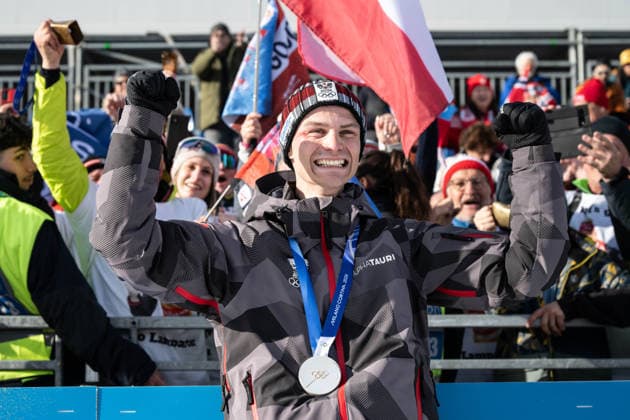 Johannes Lamparter ( Österreich ) mit Fans, Nordic Combined Individual Men, Milano Cortina 2026 Olympic Games, Olympische Spiele, Olympia, OS 11-02-2026 *** Johannes Lamparter Austria with fans, Nordic Combined Individual Men, Milano Cortina 2026 Olympic Games 11 02 2026 Copyright: HMBxMedia MarcxNiemeyer