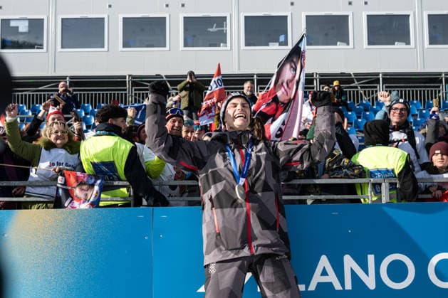Johannes Lamparter ( Österreich ) mit Fans, Nordic Combined Individual Men, Milano Cortina 2026 Olympic Games, Olympische Spiele, Olympia, OS 11-02-2026 *** Johannes Lamparter Austria with fans, Nordic Combined Individual Men, Milano Cortina 2026 Olympic Games 11 02 2026 Copyright: HMBxMedia MarcxNiemeyer