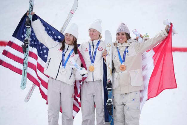 Gold medalist Elizabeth Lemley of the United States (C), silver medalist Jaelin Kauf of the United States (L) and bronze medalist Perrine Laffont of France pose on the podium with their flags after the Women s Freestyle Skiing Moguls Finals at the Milano Cortina 2026 Winter Olympic Games, Olympische Spiele, Olympia, OS in Livigno, Italy, on Wednesday, February 11, 2026.  OLY20260211846 BOBxSTRONG