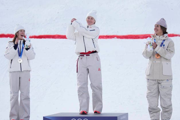 Gold medalist Elizabeth Lemley of the United States (C) is introduced as silver medalist Jaelin Kauf of the United States (L) and bronze medalist Perrine Laffont of France applaud after the Women s Freestyle Skiing Moguls Finals at the Milano Cortina 2026 Winter Olympic Games, Olympische Spiele, Olympia, OS in Livigno, Italy, on Wednesday, February 11, 2026.  OLY20260211848 BOBxSTRONG