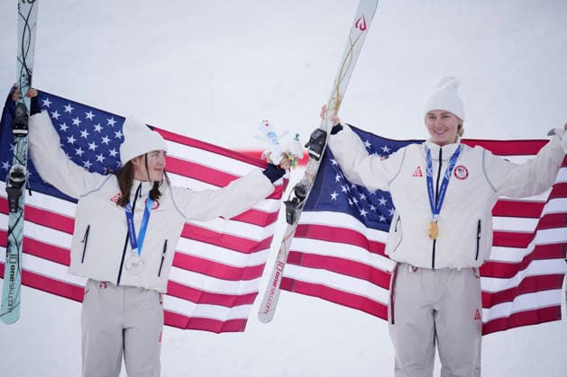 Gold medalist Elizabeth Lemley of the United States (R) and silver medalist Jaelin Kauf of the United States pose with the United States flag on the podium after the Women s Freestyle Skiing Moguls Finals at the Milano Cortina 2026 Winter Olympic Games, Olympische Spiele, Olympia, OS in Livigno, Italy, on Wednesday, February 11, 2026. Perrine Laffont of France won the bronze medal.  OLY20260211850 BOBxSTRONG