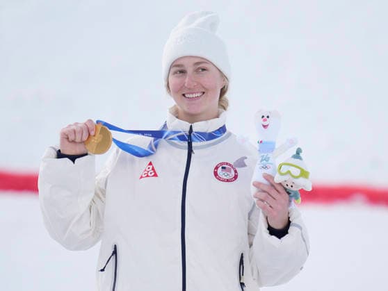 Gold medalist Elizabeth Lemley of the United States poses with her medal on the podium after the Women s Freestyle Skiing Moguls Finals at the Milano Cortina 2026 Winter Olympic Games, Olympische Spiele, Olympia, OS in Livigno, Italy, on Wednesday, February 11, 2026. Jaelin Kauf of the United States won the silver medal and Perrine Laffont of France won the bronze medal.  OLY20260211852 BOBxSTRONG