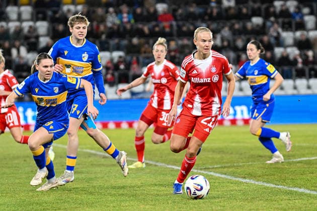 Fußball I Frauen I Saison 2025-2026 I Bundesliga I 16. Spieltag I FC Carl Zeiss Jena - FC Bayern München I 11.02.2026 Lara Schenk (18, FC Carl Zeiss Jena) und Gwendolyn Mummert (27, FC Carl Zeiss Jena) laufen die ballführende Pernille Harder (21, FC Bayern München) an Jena Ernst-Abbe-Sportfeld, ad hoc Arena Thüringen Deutschland Copyright: xLobeca InesxHähnelx
