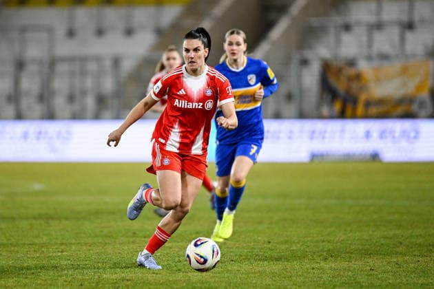 Fußball I Frauen I Saison 2025-2026 I Bundesliga I 16. Spieltag I FC Carl Zeiss Jena - FC Bayern München I 11.02.2026 Jovana Damnjanovic (9, FC Bayern München) mit Ball Freisteller, Nahaufnahme, Porträt, Portrait, Einzelfoto, Einzelbild, Körper Jena Ernst-Abbe-Sportfeld, ad hoc Arena Thüringen Deutschland Copyright: xLobeca InesxHähnelx