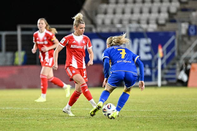 Fußball I Frauen I Saison 2025-2026 I Bundesliga I 16. Spieltag I FC Carl Zeiss Jena - FC Bayern München I 11.02.2026 Zweikampf Linda Dallmann (10, FC Bayern München) gegen Melina Laura Reuter (7, FC Carl Zeiss Jena) Jena Ernst-Abbe-Sportfeld, ad hoc Arena Thüringen Deutschland Copyright: xLobeca InesxHähnelx