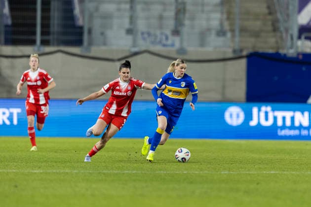 Google Pixel Frauen-Bundesliga: FC Carl Zeiss Jena vs. FC Bayern München; Jena; 11.02.2026 Melina Reuter ( 7; FC Carl Zeiss Jena) gegen Jovana Damnjanovi? ( 9; FC Bayern München) Google Pixel Frauen-Bundesliga: FC Carl Zeiss Jena vs. FC Bayern München; ad hoc arena im Ernst-Abbe-Sportfeld; 11.02.2026 DFB REGULATIONS PROHIBIT ANY USE OF PHOTOGRAPHS AS IMAGE SEQUENCES AND OR QUASI-VIDEO. Copyright: xBEAUTIFULxSPORTS Duehringx