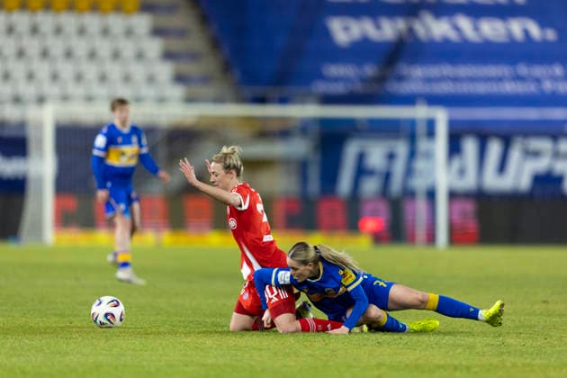 Google Pixel Frauen-Bundesliga: FC Carl Zeiss Jena vs. FC Bayern München; Jena; 11.02.2026 Melina Reuter ( 7; FC Carl Zeiss Jena) gegen Carolin Simon ( 30; FC Bayern München) Google Pixel Frauen-Bundesliga: FC Carl Zeiss Jena vs. FC Bayern München; ad hoc arena im Ernst-Abbe-Sportfeld; 11.02.2026 DFB REGULATIONS PROHIBIT ANY USE OF PHOTOGRAPHS AS IMAGE SEQUENCES AND OR QUASI-VIDEO. Copyright: xBEAUTIFULxSPORTS Duehringx
