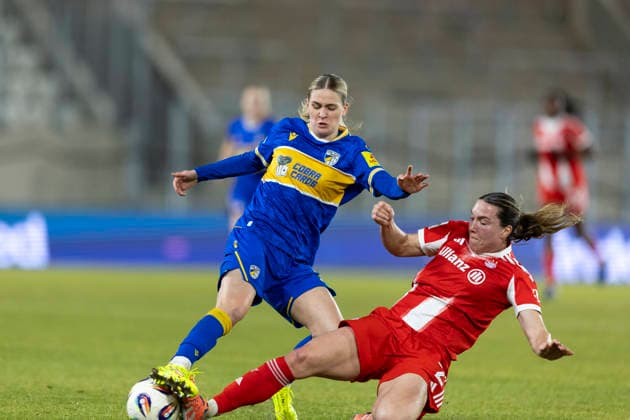 Google Pixel Frauen-Bundesliga: FC Carl Zeiss Jena vs. FC Bayern München; Jena; 11.02.2026 Melina Reuter ( 7; FC Carl Zeiss Jena) gegen Vanessa Gilles ( 2; FC Bayern München) Google Pixel Frauen-Bundesliga: FC Carl Zeiss Jena vs. FC Bayern München; ad hoc arena im Ernst-Abbe-Sportfeld; 11.02.2026 DFB REGULATIONS PROHIBIT ANY USE OF PHOTOGRAPHS AS IMAGE SEQUENCES AND OR QUASI-VIDEO. Copyright: xBEAUTIFULxSPORTS Duehringx