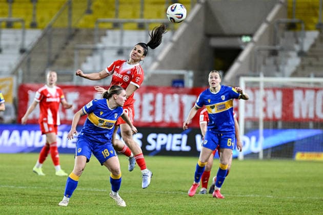 Fußball I Frauen I Saison 2025-2026 I Bundesliga I 16. Spieltag I FC Carl Zeiss Jena - FC Bayern München I 11.02.2026 Jovana Damnjanovic (9, FC Bayern München) gewinnt das Kopfballduell gegen Lara Schenk (18, FC Carl Zeiss Jena) Jena Ernst-Abbe-Sportfeld, ad hoc Arena Thüringen Deutschland Copyright: xLobeca InesxHähnelx