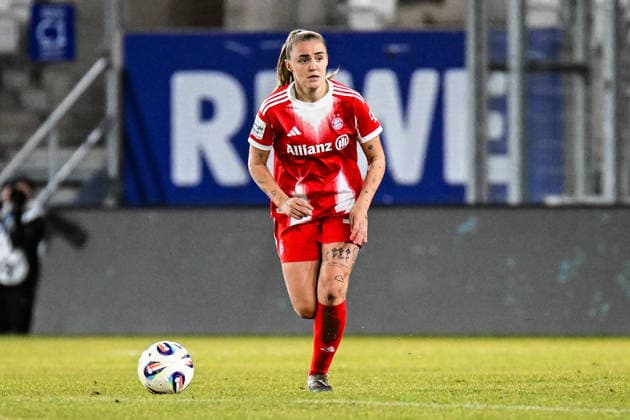 Fußball I Frauen I Saison 2025-2026 I Bundesliga I 16. Spieltag I FC Carl Zeiss Jena - FC Bayern München I 11.02.2026 Georgia Stanway (31, FC Bayern München) mit Ball Freisteller, Nahaufnahme, Porträt, Portrait, Einzelfoto, Einzelbild, Körper Jena Ernst-Abbe-Sportfeld, ad hoc Arena Thüringen Deutschland Copyright: xLobeca InesxHähnelx