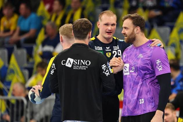 David Spaeth (Rhein-Neckar Loewen, 29, Mitte) klatscht Andreas Wolff (THW Kiel, 33) ab, links: Rune Dahmke (THW Kiel, 23) GER, Rhein-Neckar Loewen vs THW Kiel, Handball, Daikin Handball-Bundesliga, 20. Spieltag, Spielzeit 2025 2026, 11.02.2026 GER, Rhein-Neckar Loewen vs THW Kiel, Handball, Daikin Handball-Bundesliga, 20. Spieltag, Spielzeit 2025 2026, 11.02.2026 Mannheim Copyright: xEibner-Pressefoto RenexWeissx EP_RWS
