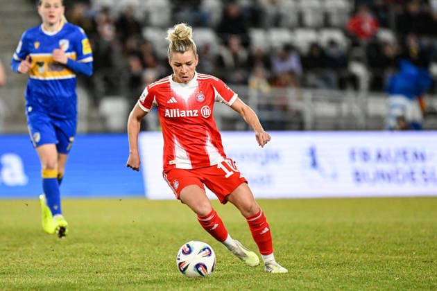 Fußball I Frauen I Saison 2025-2026 I Bundesliga I 16. Spieltag I FC Carl Zeiss Jena - FC Bayern München I 11.02.2026 Linda Dallmann (10, FC Bayern München) mit Ball Freisteller, Nahaufnahme, Porträt, Portrait, Einzelfoto, Einzelbild, Körper Jena Ernst-Abbe-Sportfeld, ad hoc Arena Thüringen Deutschland Copyright: xLobeca InesxHähnelx