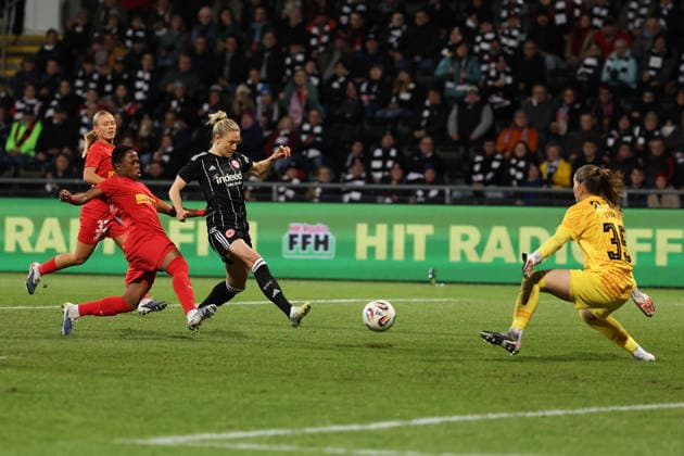 FBL - UEFA Women™s Europa Cup 2025 26 Eintracht Frankfurt - Nordsjaelland Bongeka Gamede (Nordsaelland), Rebecka Blomqvist (Eintracht Frankfurt), goalkeeper Ella-Maria Ervasti (Nordsaelland) in action, with the ball during the Women™s Europa Cup match between Eintracht Frankfurt and Nordsaelland at Stadion am Brentanobad in Frankfurt am Main, Germany, February 11, 2026. Copyright: JoaquimxFerreira