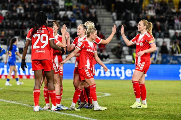 Fußball I Frauen I Saison 2025-2026 I Bundesliga I 16. Spieltag I FC Carl Zeiss Jena - FC Bayern München I 11.02.2026 Torjubel FC Bayern Frauen nach dem Tor zum 2:0 Edna Imade (29, FC Bayern München), Momoko Tanikawa (18, FC Bayern München), Georgia Stanway (31, FC Bayern München), Linda Dallmann (10, FC Bayern München) und Glodis Viggosdottir (4, FC Bayern München) klatschen sich ab (v.l.n.r.) Jena Ernst-Abbe-Sportfeld, ad hoc Arena Thüringen Deutschland Copyright: xLobeca InesxHähnelx