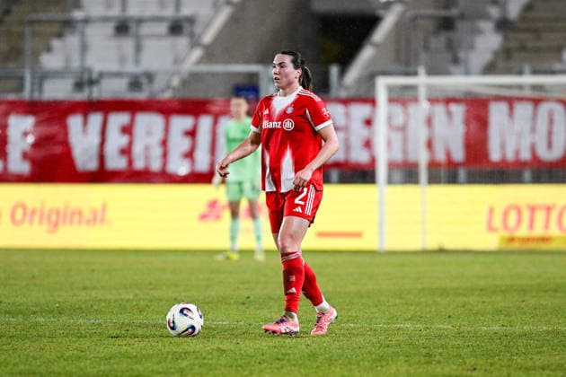 Fußball I Frauen I Saison 2025-2026 I Bundesliga I 16. Spieltag I FC Carl Zeiss Jena - FC Bayern München I 11.02.2026 Vanessa Gilles (2, FC Bayern München) mit Ball Freisteller, Nahaufnahme, Porträt, Portrait, Einzelfoto, Einzelbild, Körper Jena Ernst-Abbe-Sportfeld, ad hoc Arena Thüringen Deutschland Copyright: xLobeca InesxHähnelx