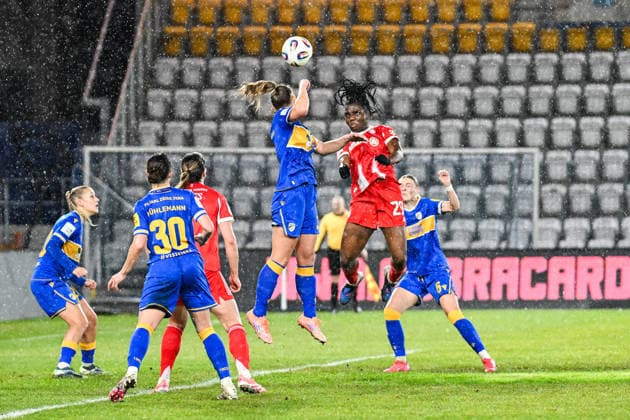 Fußball I Frauen I Saison 2025-2026 I Bundesliga I 16. Spieltag I FC Carl Zeiss Jena - FC Bayern München I 11.02.2026 Zweikampf Kopfballduell Toma Ihlenburg (3, FC Carl Zeiss Jena) und Edna Imade (29, FC Bayern München) steigen zum Ball hoch Jena Ernst-Abbe-Sportfeld, ad hoc Arena Thüringen Deutschland Copyright: xLobeca InesxHähnelx