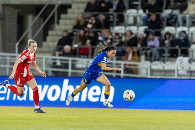 Google Pixel Frauen-Bundesliga: FC Carl Zeiss Jena vs. FC Bayern München; Jena; 11.02.2026 Suya Haering ( 5; FC Carl Zeiss Jena) gegen Franziska Kett ( 20; FC Bayern München) Google Pixel Frauen-Bundesliga: FC Carl Zeiss Jena vs. FC Bayern München; ad hoc arena im Ernst-Abbe-Sportfeld; 11.02.2026 DFB REGULATIONS PROHIBIT ANY USE OF PHOTOGRAPHS AS IMAGE SEQUENCES AND OR QUASI-VIDEO. Copyright: xBEAUTIFULxSPORTS Duehringx