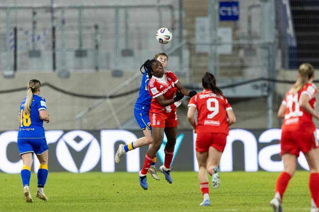 Google Pixel Frauen-Bundesliga: FC Carl Zeiss Jena vs. FC Bayern München; Jena; 11.02.2026 Gwendolyn Mummert ( 27; FC Carl Zeiss Jena) gegen Edna Imade ( 29; FC Bayern München) Google Pixel Frauen-Bundesliga: FC Carl Zeiss Jena vs. FC Bayern München; ad hoc arena im Ernst-Abbe-Sportfeld; 11.02.2026 DFB REGULATIONS PROHIBIT ANY USE OF PHOTOGRAPHS AS IMAGE SEQUENCES AND OR QUASI-VIDEO. Copyright: xBEAUTIFULxSPORTS Duehringx