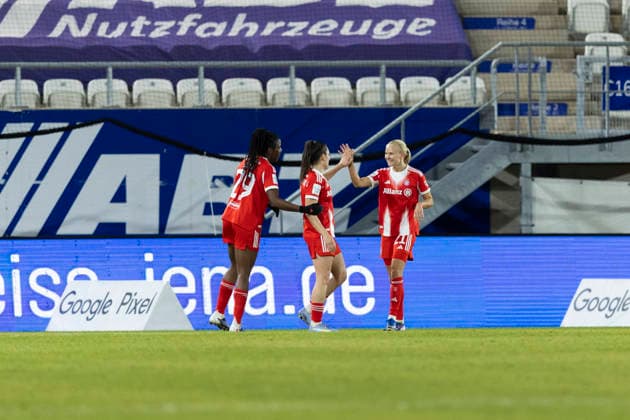 Google Pixel Frauen-Bundesliga: FC Carl Zeiss Jena vs. FC Bayern München; Jena; 11.02.2026 Jubel, 0:2 Edna Imade ( 29; FC Bayern München) (links), Jovana Damnjanovi? ( 9; FC Bayern München) und Pernille Harder ( 21; FC Bayern München) (rechts) Google Pixel Frauen-Bundesliga: FC Carl Zeiss Jena vs. FC Bayern München; ad hoc arena im Ernst-Abbe-Sportfeld; 11.02.2026 DFB REGULATIONS PROHIBIT ANY USE OF PHOTOGRAPHS AS IMAGE SEQUENCES AND OR QUASI-VIDEO. Copyright: xBEAUTIFULxSPORTS Duehringx
