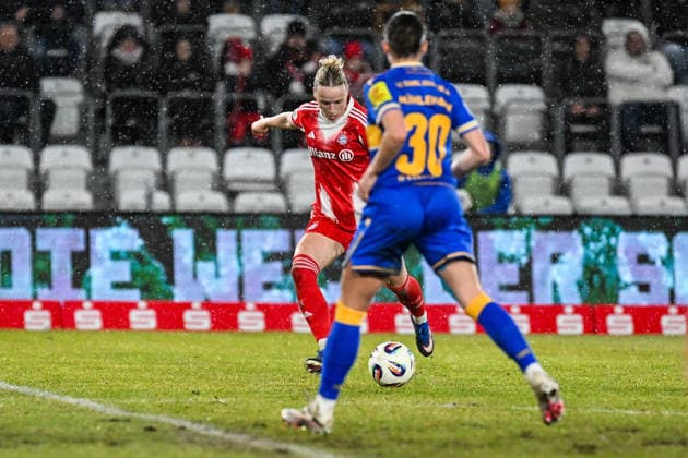Fußball I Frauen I Saison 2025-2026 I Bundesliga I 16. Spieltag I FC Carl Zeiss Jena - FC Bayern München I 11.02.2026 Spielszene Franziska Kett (20, FC Bayern München) spielt den Ball Jena Ernst-Abbe-Sportfeld, ad hoc Arena Thüringen Deutschland Copyright: xLobeca InesxHähnelx