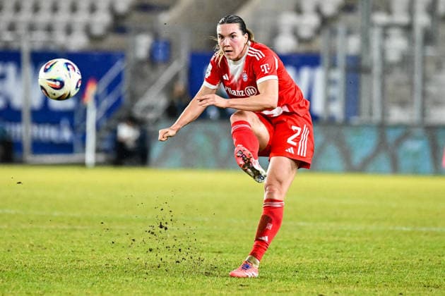 Fußball I Frauen I Saison 2025-2026 I Bundesliga I 16. Spieltag I FC Carl Zeiss Jena - FC Bayern München I 11.02.2026 Vanessa Gilles (2, FC Bayern München) spielt den Ball Freisteller, Nahaufnahme, Porträt, Portrait, Einzelfoto, Einzelbild, Körper Jena Ernst-Abbe-Sportfeld, ad hoc Arena Thüringen Deutschland Copyright: xLobeca InesxHähnelx
