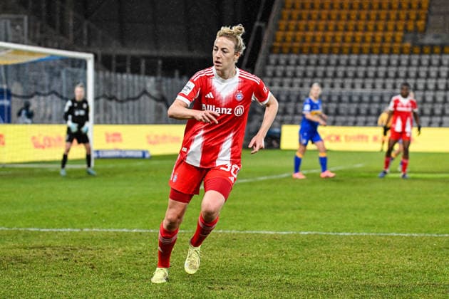 Fußball I Frauen I Saison 2025-2026 I Bundesliga I 16. Spieltag I FC Carl Zeiss Jena - FC Bayern München I 11.02.2026 Carolin Simon (30, FC Bayern München) läuft ohne Ball auf Position Freisteller, Nahaufnahme, Porträt, Portrait, Einzelfoto, Einzelbild, Körper Jena Ernst-Abbe-Sportfeld, ad hoc Arena Thüringen Deutschland Copyright: xLobeca InesxHähnelx