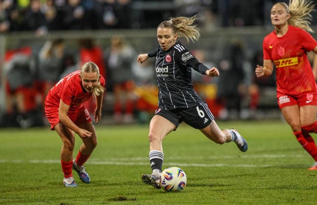 GER, Frankfurt, Eintracht Frankfurt vs FC Nordsjaelland, Europacup, Fussball, UEFA, Spielzeit 2024 2026, Stadion am Brentanobad, Viertelfinale, Hinspiel im Bild v.l.: Astrid Engsig-Karup (FC Nordsjaelland Frauen 32), Elisa Senß (Eintracht Frankfurt Frauen 6), Torschuss DFB DFL REGULATIONS PROHIBIT ANY USE OF PHOTOGRAPHS AS IMAGE SEQUENCES AND OR QUASI-VIDEO, 11.02.2026 Copyright: HMBxMedia HendrikxHamelau