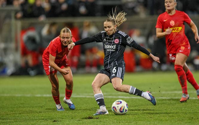 GER, Frankfurt, Eintracht Frankfurt vs FC Nordsjaelland, Europacup, Fussball, UEFA, Spielzeit 2024 2026, Stadion am Brentanobad, Viertelfinale, Hinspiel im Bild v.l.: Astrid Engsig-Karup (FC Nordsjaelland Frauen 32), Elisa Senß (Eintracht Frankfurt Frauen 6), Torschuss DFB DFL REGULATIONS PROHIBIT ANY USE OF PHOTOGRAPHS AS IMAGE SEQUENCES AND OR QUASI-VIDEO, 11.02.2026 Copyright: HMBxMedia HendrikxHamelau