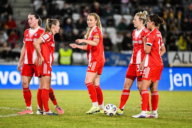Fußball I Frauen I Saison 2025-2026 I Bundesliga I 16. Spieltag I FC Carl Zeiss Jena - FC Bayern München I 11.02.2026 Vanessa Gilles (2, FC Bayern München), Georgia Stanway (31, FC Bayern München), Glodis Viggosdottir (4, FC Bayern München), Carolin Simon (30, FC Bayern München) und Momoko Tanikawa (18, FC Bayern München) sprechen zusammen den Freistoß ab (v.l.n.r.) Jena Ernst-Abbe-Sportfeld, ad hoc Arena Thüringen Deutschland Copyright: xLobeca InesxHähnelx