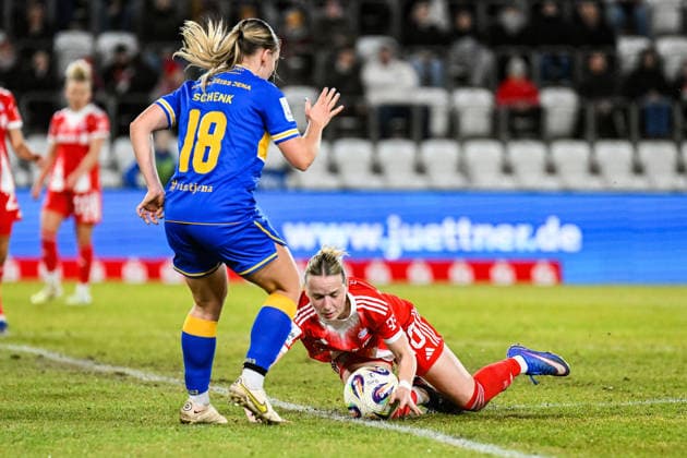 Fußball I Frauen I Saison 2025-2026 I Bundesliga I 16. Spieltag I FC Carl Zeiss Jena - FC Bayern München I 11.02.2026 Lara Schenk (18, FC Carl Zeiss Jena) und Franziska Kett (20, FC Bayern München) im Zweikampf Jena Ernst-Abbe-Sportfeld, ad hoc Arena Thüringen Deutschland Copyright: xLobeca InesxHähnelx