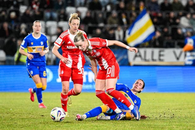 Fußball I Frauen I Saison 2025-2026 I Bundesliga I 16. Spieltag I FC Carl Zeiss Jena - FC Bayern München I 11.02.2026 Franziska Kett (20, FC Bayern München) kommt nach einem Zweikampf nach einem Foul von Elena Mühlemann (30, FC Carl Zeiss Jena) zu Fall Jena Ernst-Abbe-Sportfeld, ad hoc Arena Thüringen Deutschland Copyright: xLobeca InesxHähnelx