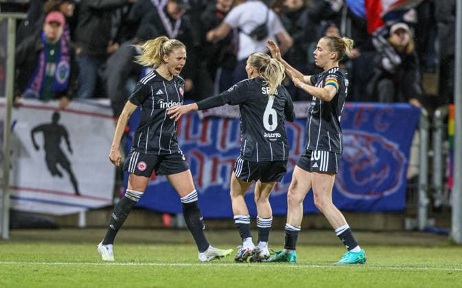GER, Frankfurt, Eintracht Frankfurt vs FC Nordsjaelland, Europacup, Fussball, UEFA, Spielzeit 2024 2026, Stadion am Brentanobad, Viertelfinale, Hinspiel im Bild: Rebecka Blomqvist (Eintracht Frankfurt Frauen 28) erzielt das Tor zum 2:0, Tor, Jubel und Freude, Emotionen, Elisa Senß (Eintracht Frankfurt Frauen 6), Laura Freigang (Eintracht Frankfurt Frauen 10) DFB DFL REGULATIONS PROHIBIT ANY USE OF PHOTOGRAPHS AS IMAGE SEQUENCES AND OR QUASI-VIDEO, 11.02.2026 Copyright: HMBxMedia HendrikxHamelau