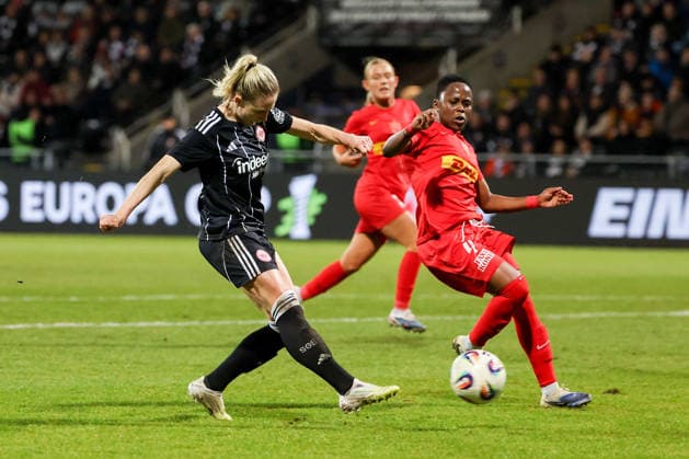 FBL - UEFA Women™s Europa Cup 2025 26 Eintracht Frankfurt - Nordsjaelland Rebecka Blomqvist (Eintracht Frankfurt) scores the goal to 2:0, Bongeka Gamede (Nordsaelland) during the Women™s Europa Cup match between Eintracht Frankfurt and Nordsaelland at Stadion am Brentanobad in Frankfurt am Main, Germany, February 11, 2026. Copyright: JoaquimxFerreira